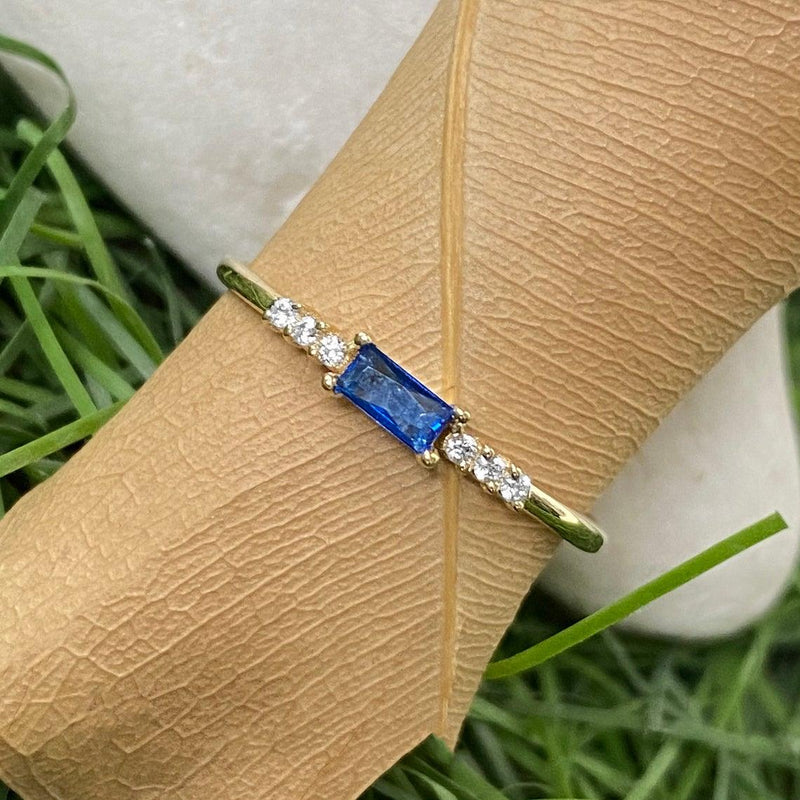 MINIMALIST RECTANGLE BLUE SAPPHIRE RING detail view