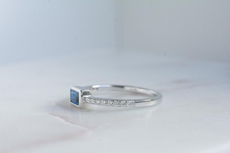 CUSHION CUT BLUE SAPPHIRE RING