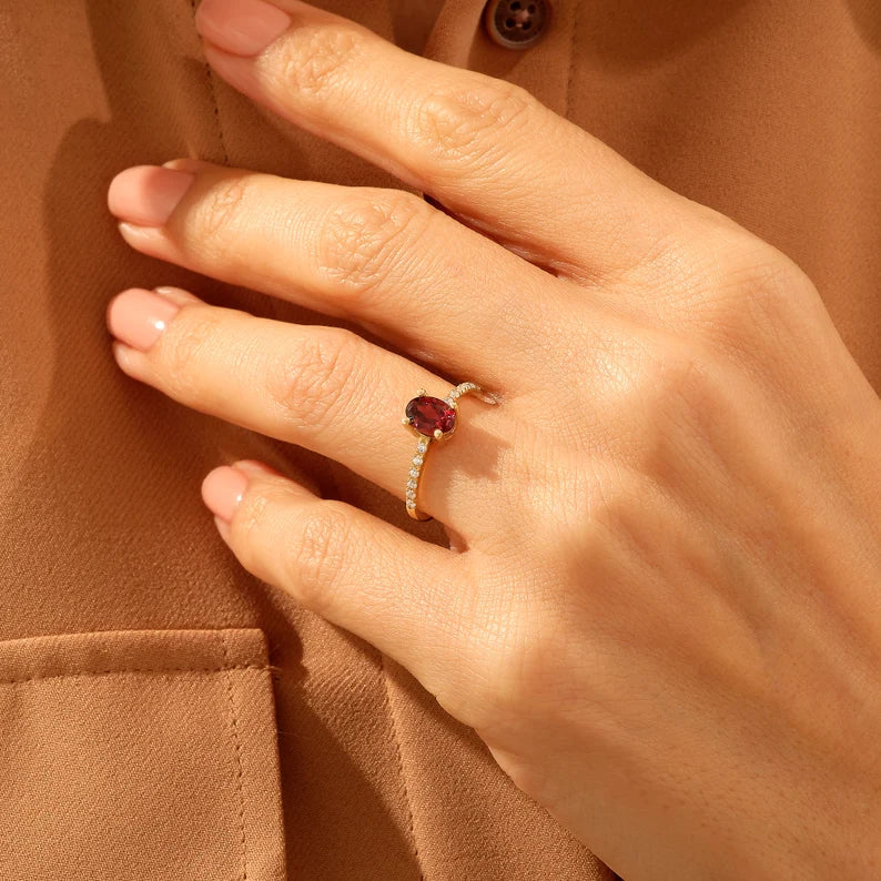 Exclusive Garnet Ring | 925 SILVER detail view