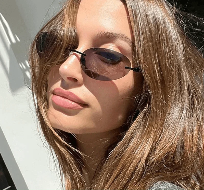 Scarlett Oval Retro Sunglasses detail view